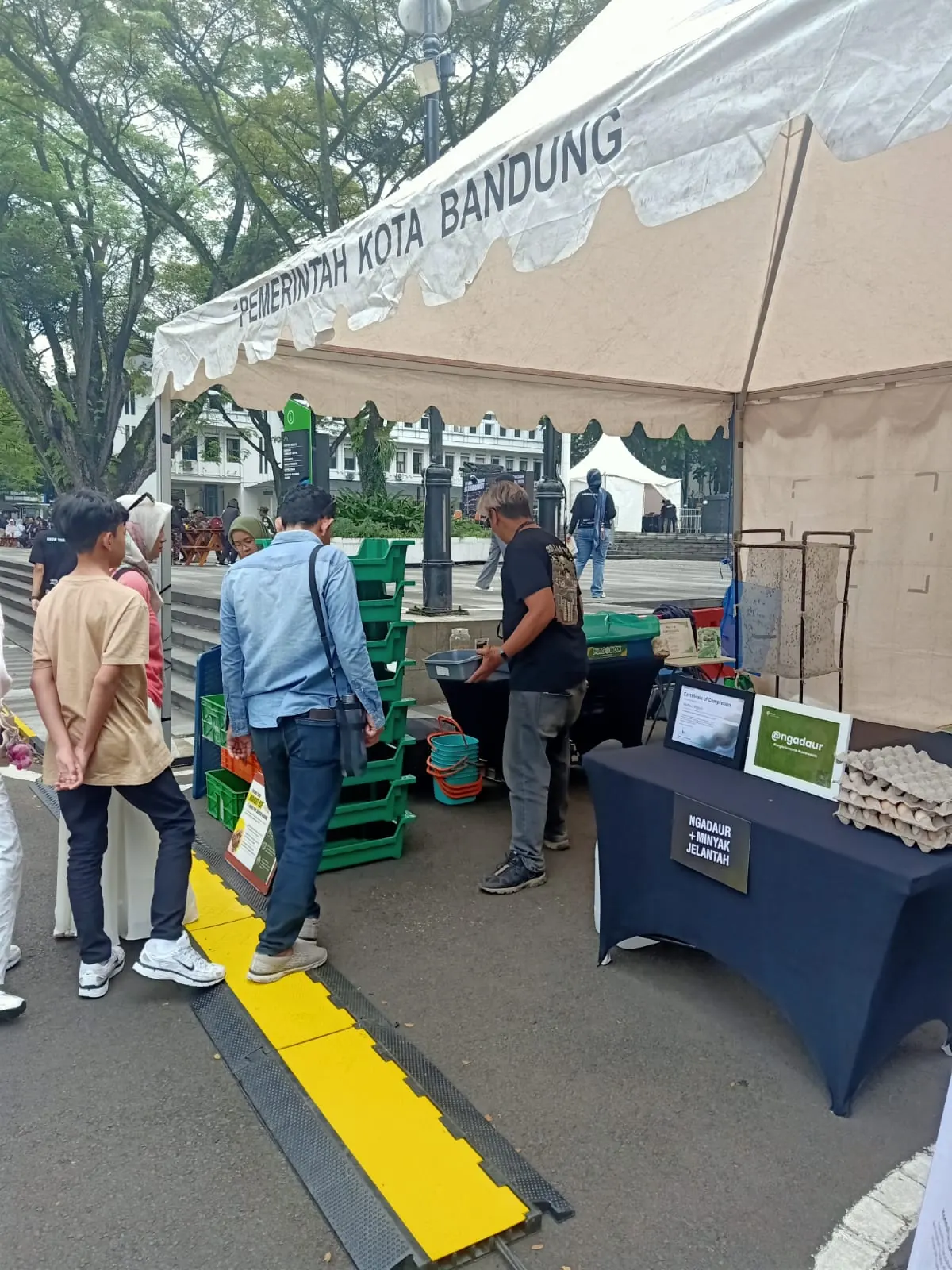 Stan Ngadaur dengan krat pengolahan di acara Pemerintah Kota Bandung