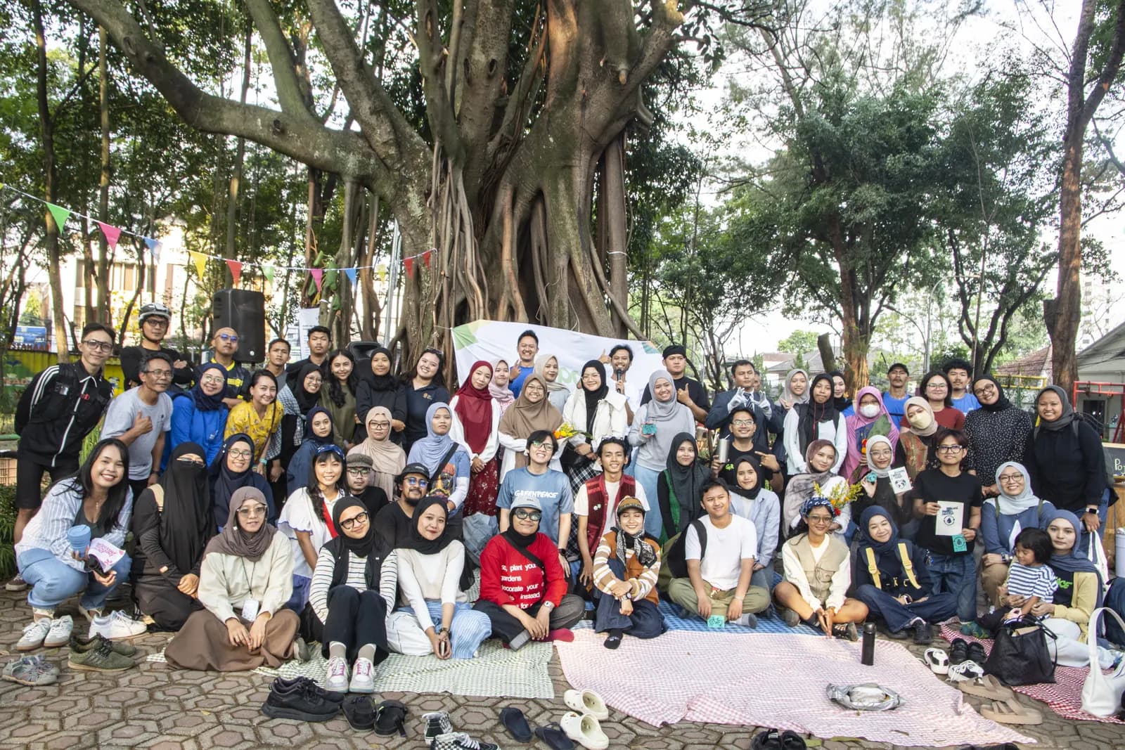 Peserta lokakarya pengolahan sampah organik berfoto bersama di bawah pohon besar