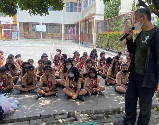 Ratusan siswa duduk di lapangan sekolah mengikuti sosialisasi pemilahan sampah