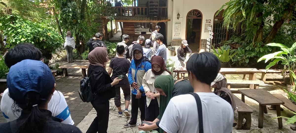 Rombongan pengunjung mengikuti tur fasilitas pengolahan sampah