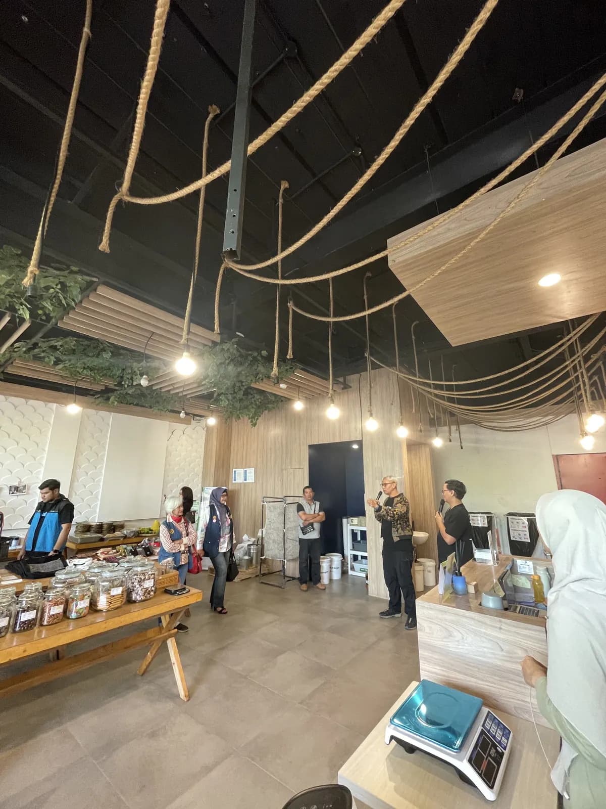 Interior Jagabumi Eco Mart & Community Hub di Cihampelas Walk dengan rak produk curah dan pengunjung