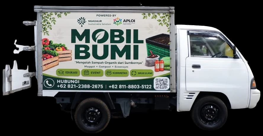 Mobil pikap boks Mobil Bumi bertuliskan "Mengolah Sampah Organik dari Sumbernya", powered by Ngadaur dan APLOI