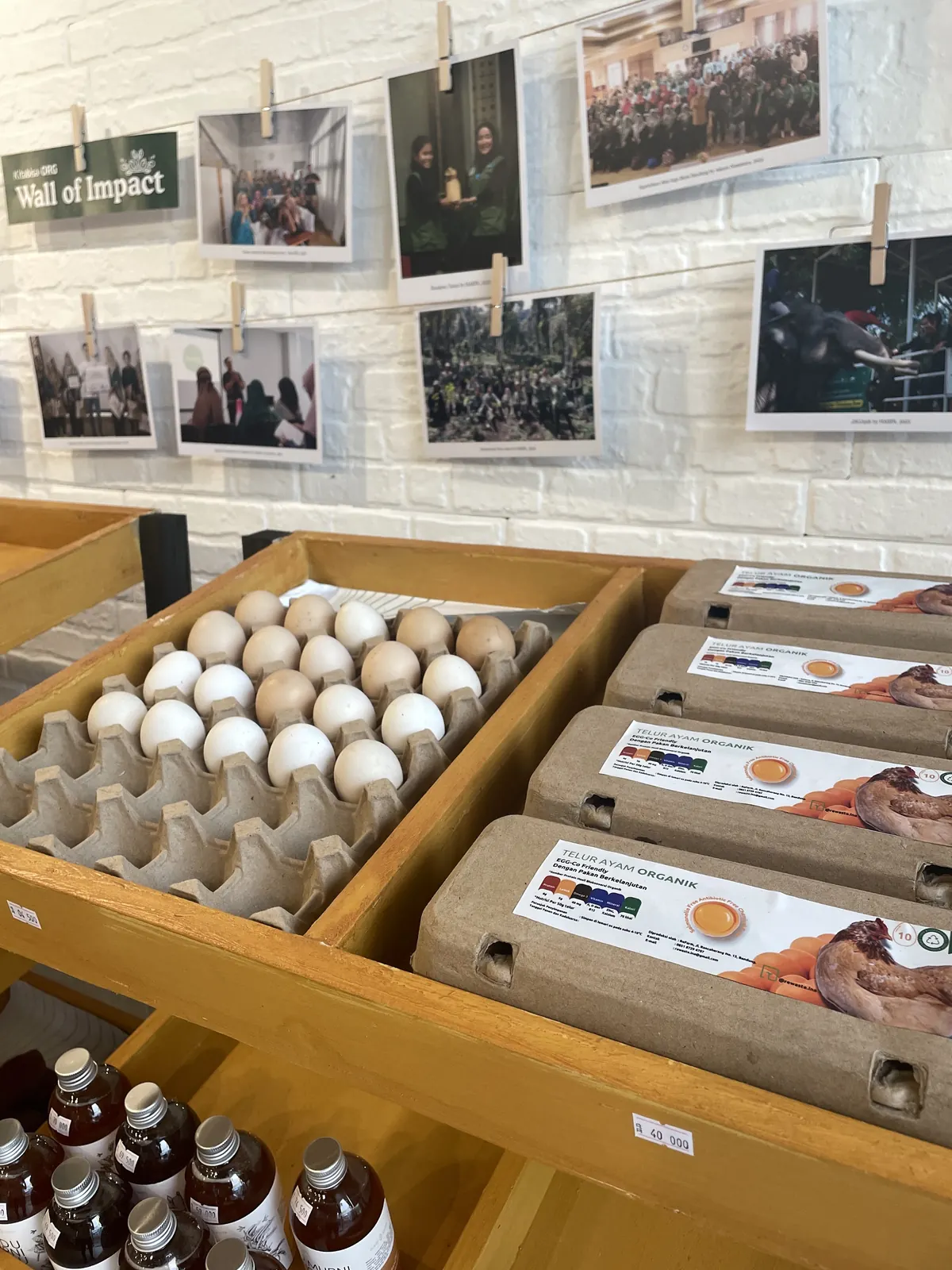 Rak telur ayam dan produk curah di Jagabumi Ecomart, drop point TukarBumi di Ciwalk Bandung