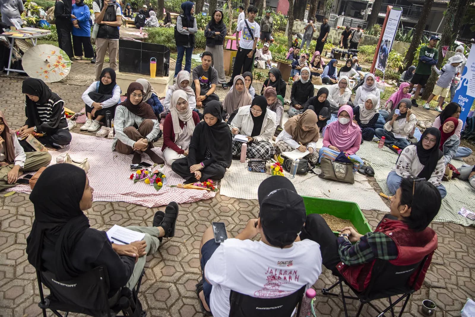 Peserta duduk melingkar mengikuti sesi edukasi pengolahan sampah organik bersama Ngadaur